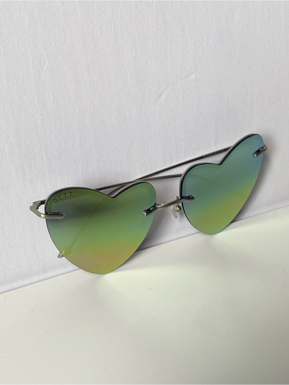 Diff Eyewear Heart-Shaped Sunglasses - Rainbow Like Gradient Lenses